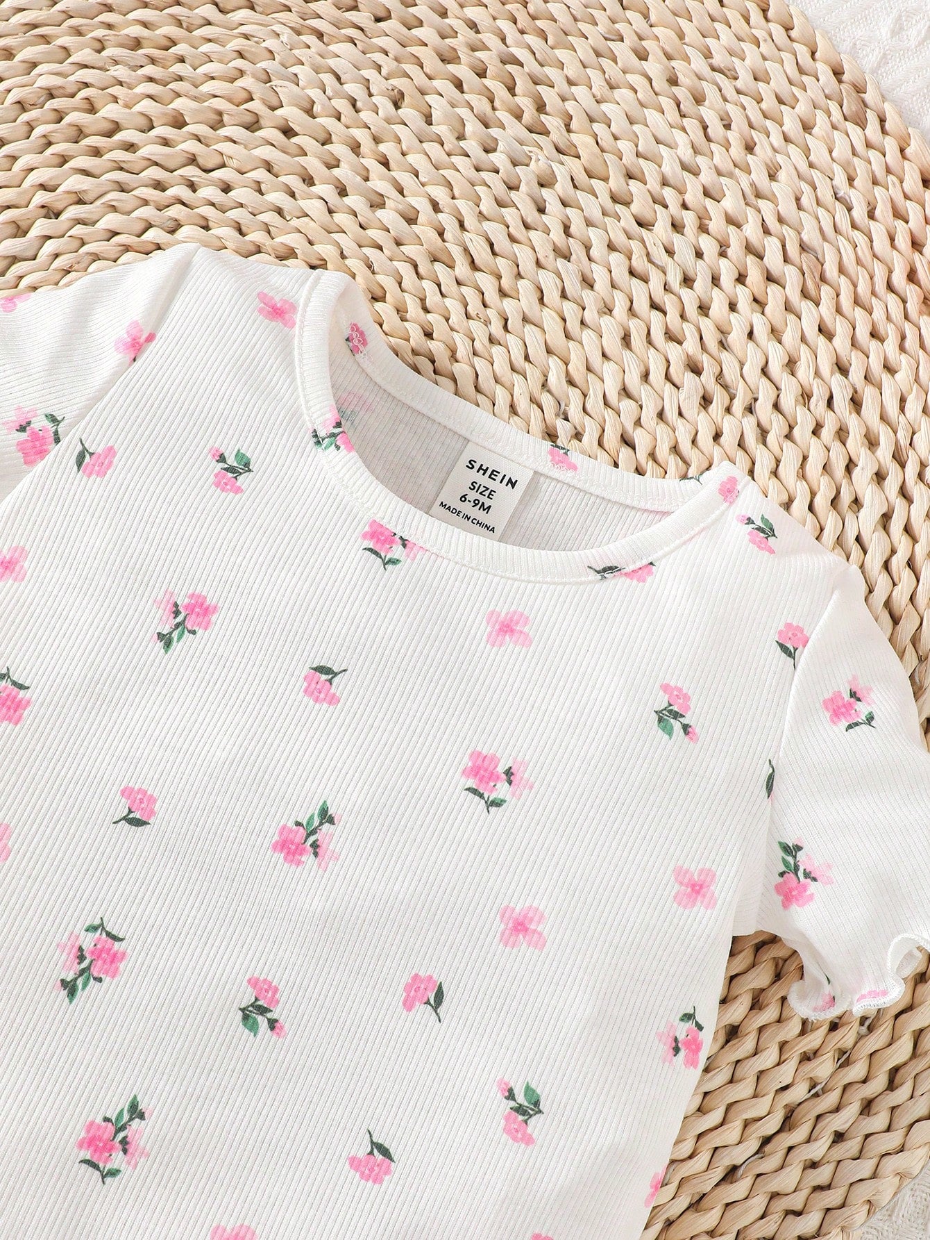 Conjunto casual de verano de 2 piezas para niña bebé: Parte superior con patrón floral y bordes de volantes de unicolor
