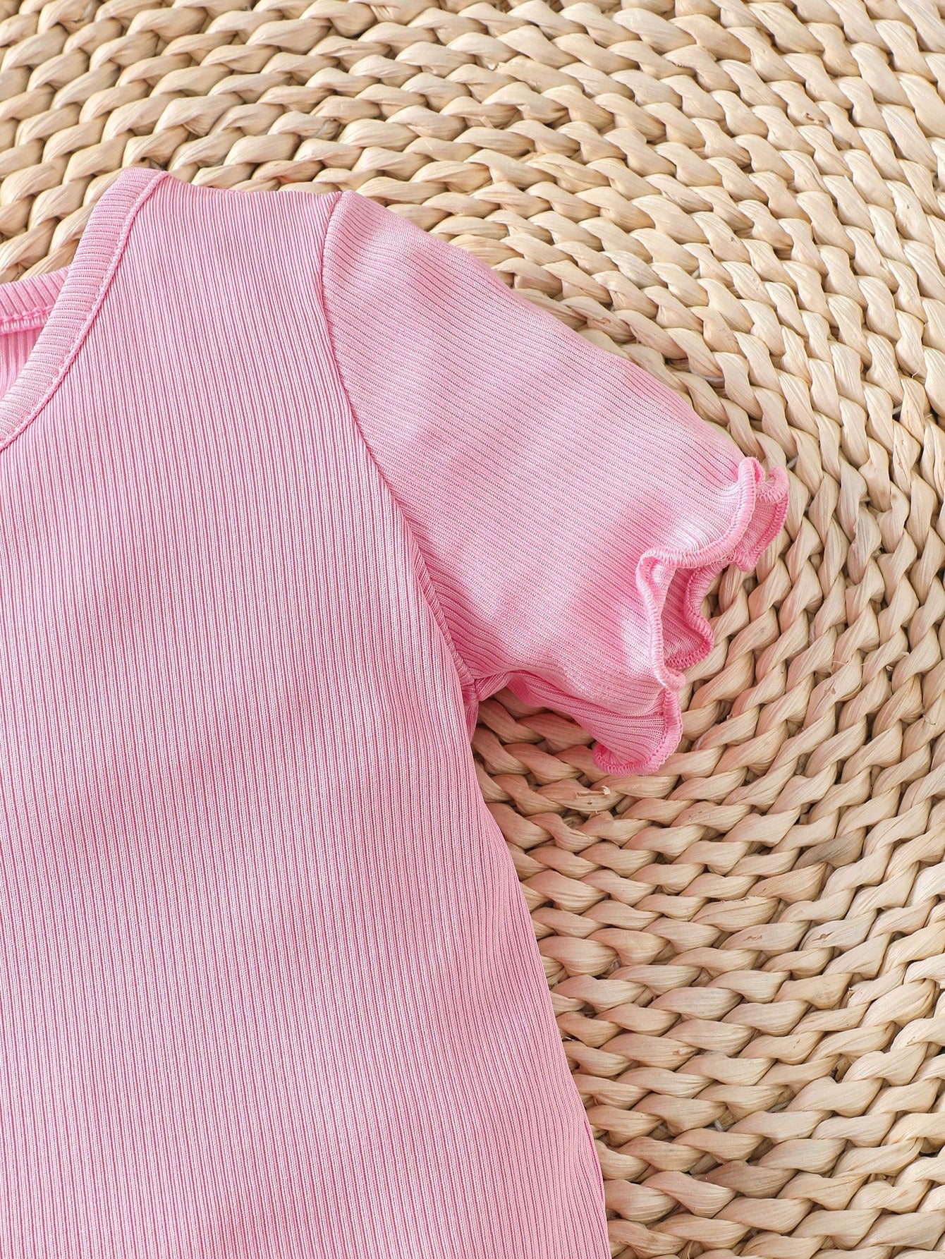 Conjunto casual de verano de 2 piezas para niña bebé: Parte superior con patrón floral y bordes de volantes de unicolor