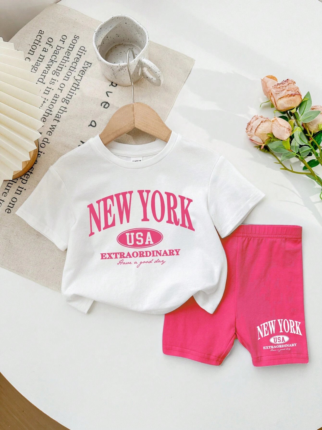 Conjunto de blusa de manga corta con cuello redondo y pantalón corto con estampado de letras, estilo sencillo y de preparatoria, apropiado para el verano, para niña bebé de Nueva York