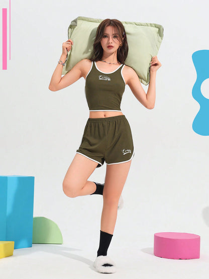 SHEIN Chillnights Conjunto de pijama para mujer con crop top de franja con estampado de letras y shorts