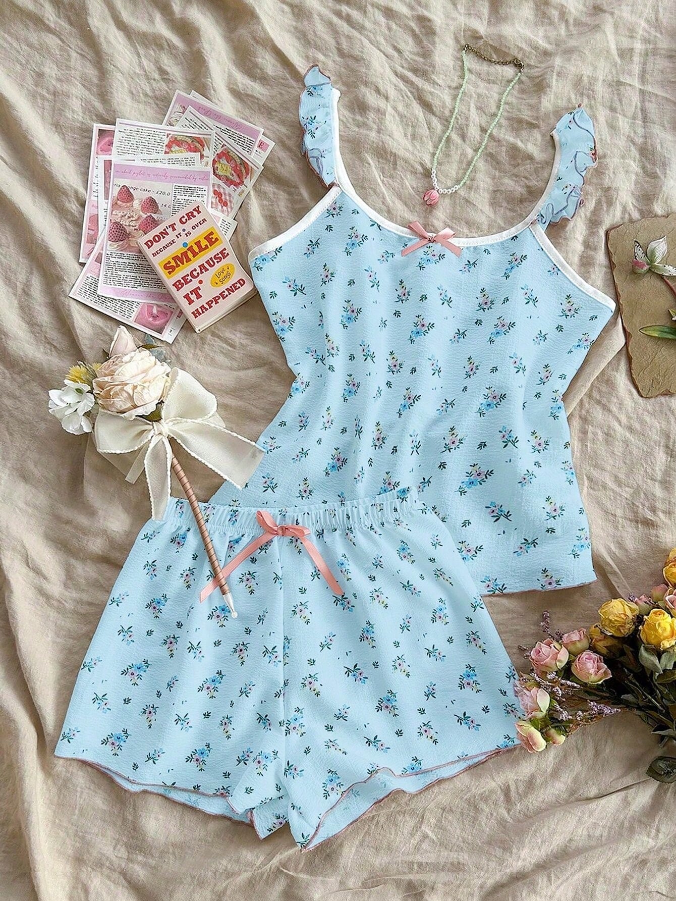 Conjunto de top sin mangas con estampado floral completo y pantalones cortos con tirantes de encaje y lazo decorado