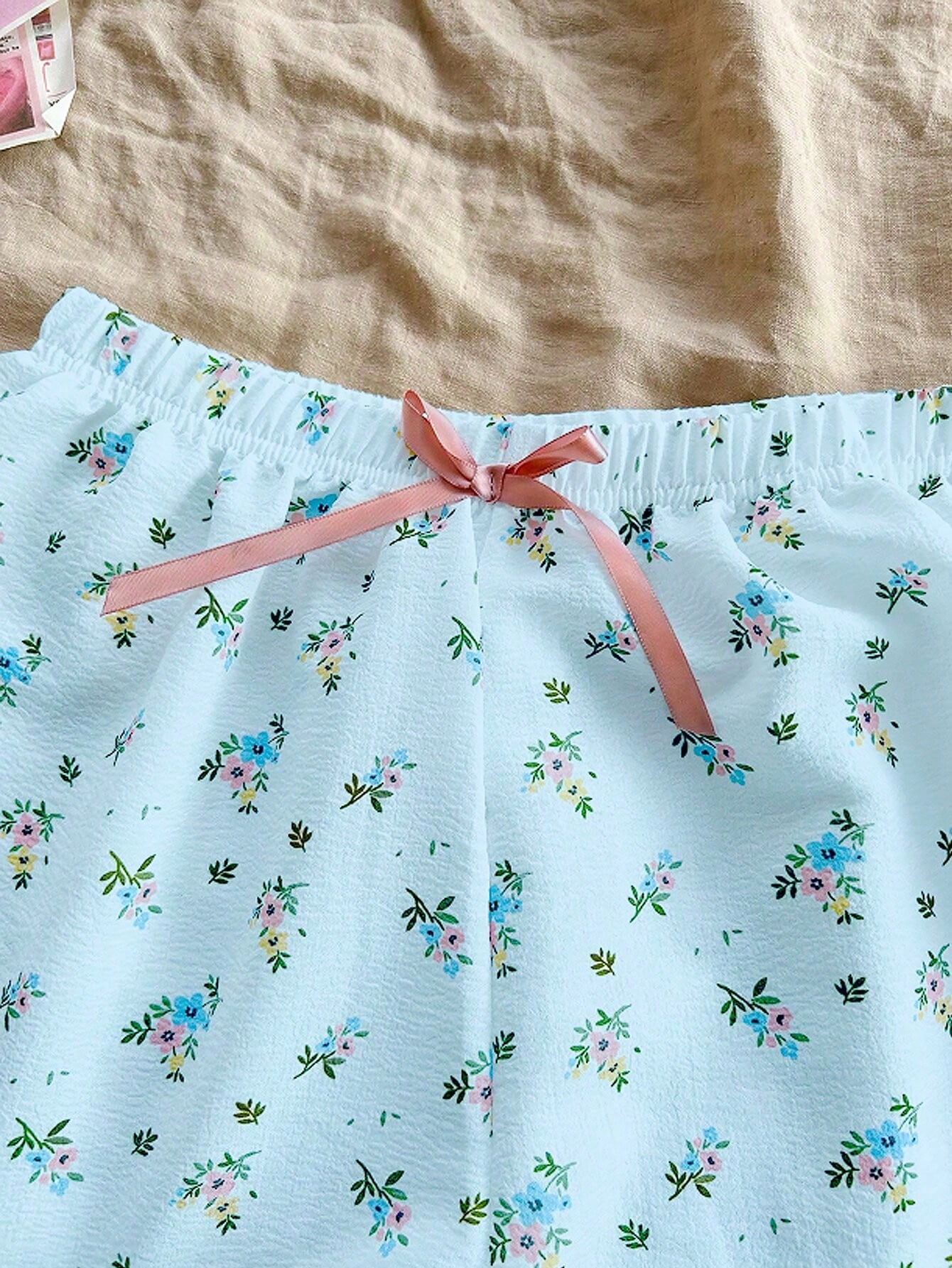 Conjunto de top sin mangas con estampado floral completo y pantalones cortos con tirantes de encaje y lazo decorado