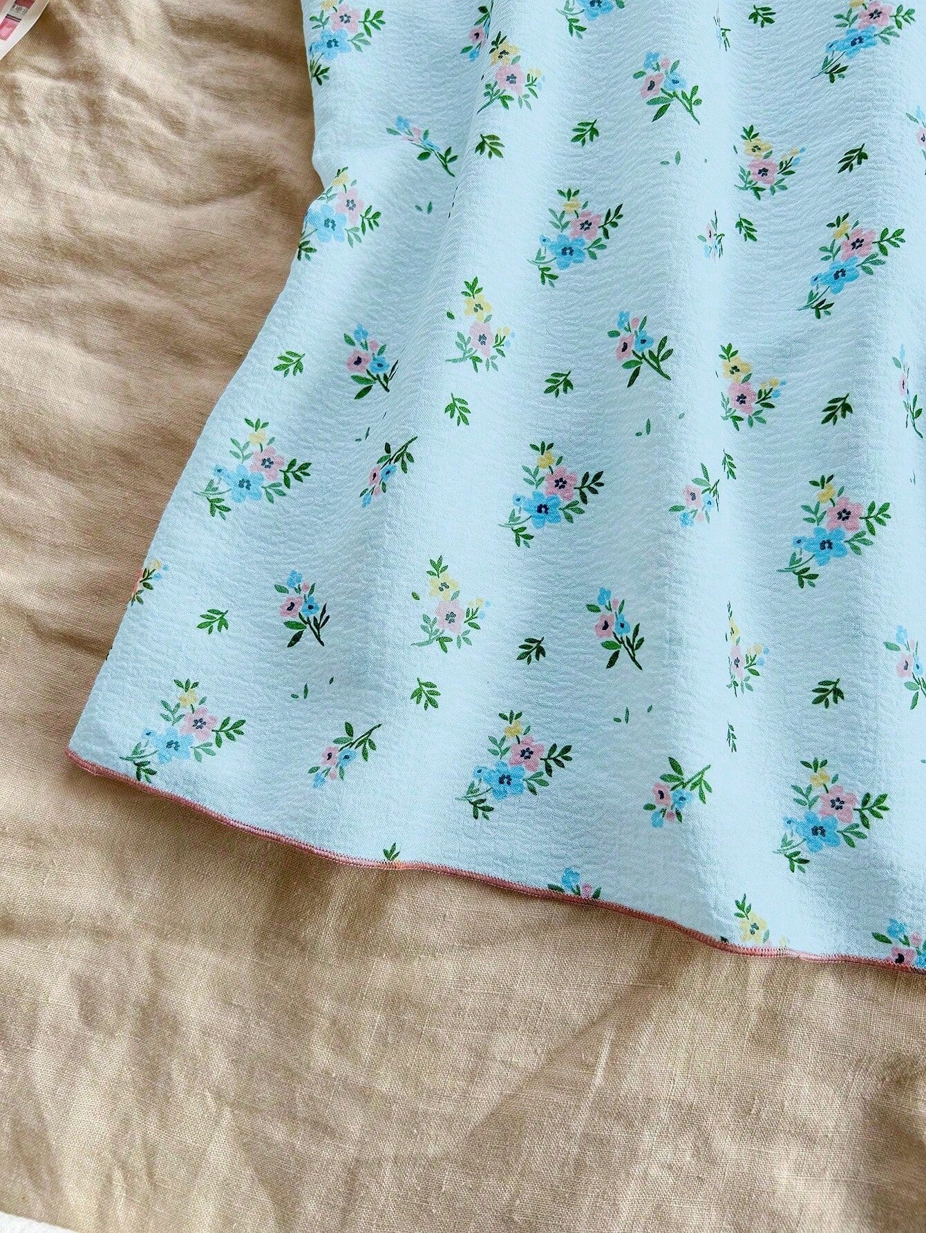 Conjunto de top sin mangas con estampado floral completo y pantalones cortos con tirantes de encaje y lazo decorado
