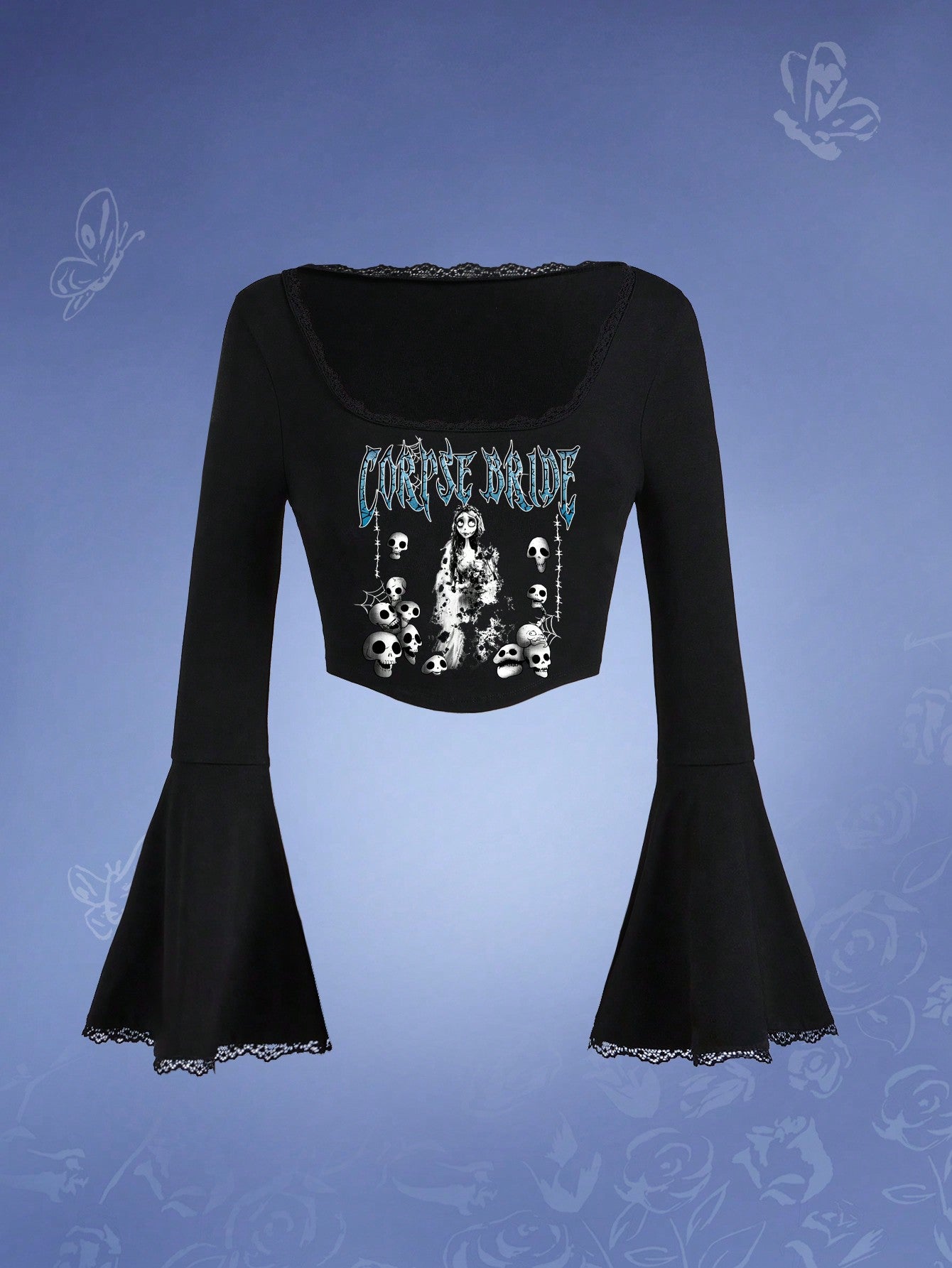 Corpse Bride X SHEIN Camiseta corta entallada con mangas de campana, estampado de personaje de dibujos animados y letras, con contraste de encaje, camiseta gráfica
