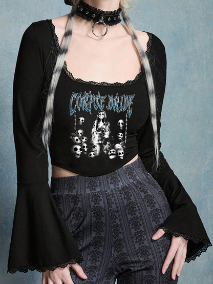 Corpse Bride X SHEIN Camiseta corta entallada con mangas de campana, estampado de personaje de dibujos animados y letras, con contraste de encaje, camiseta gráfica