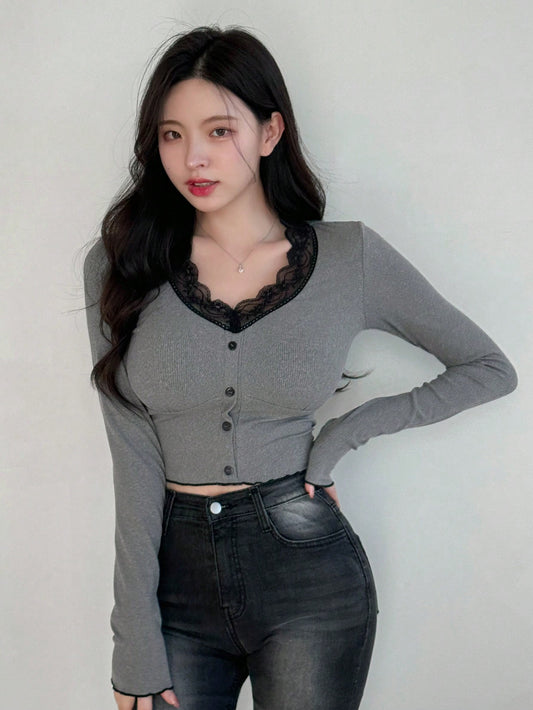 DAZY Blusa de manga larga corta con bloqueo de color y decoración de encaje para salir, ropa de otoño, tops estilo universitario