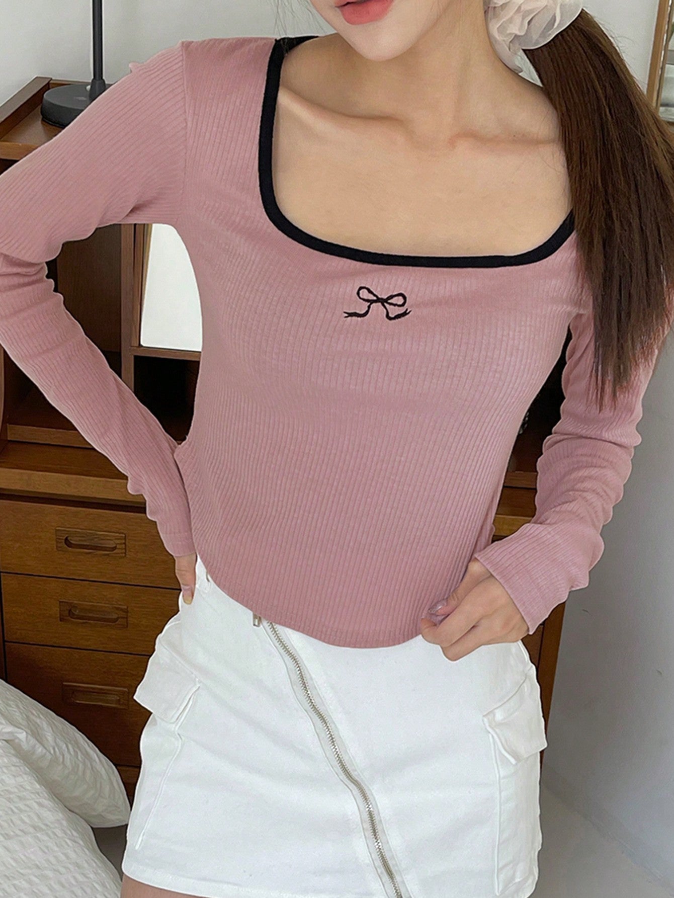DAZY Blusa de mujer de cuello redondo con bloqueo de color, moño de contraste y bordado en las mangas largas