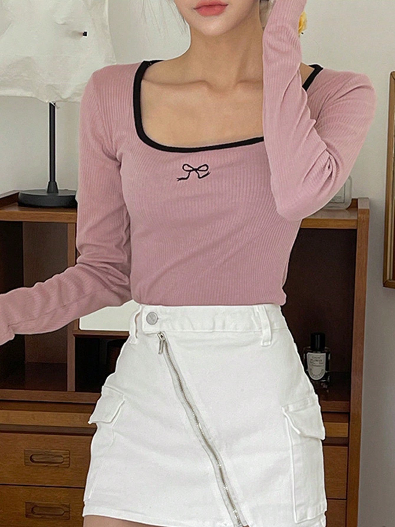 DAZY Blusa de mujer de cuello redondo con bloqueo de color, moño de contraste y bordado en las mangas largas