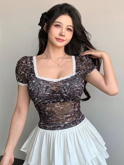DAZY Blusa de manga corta con estampado de leopardo y encaje empalmado para mujeres