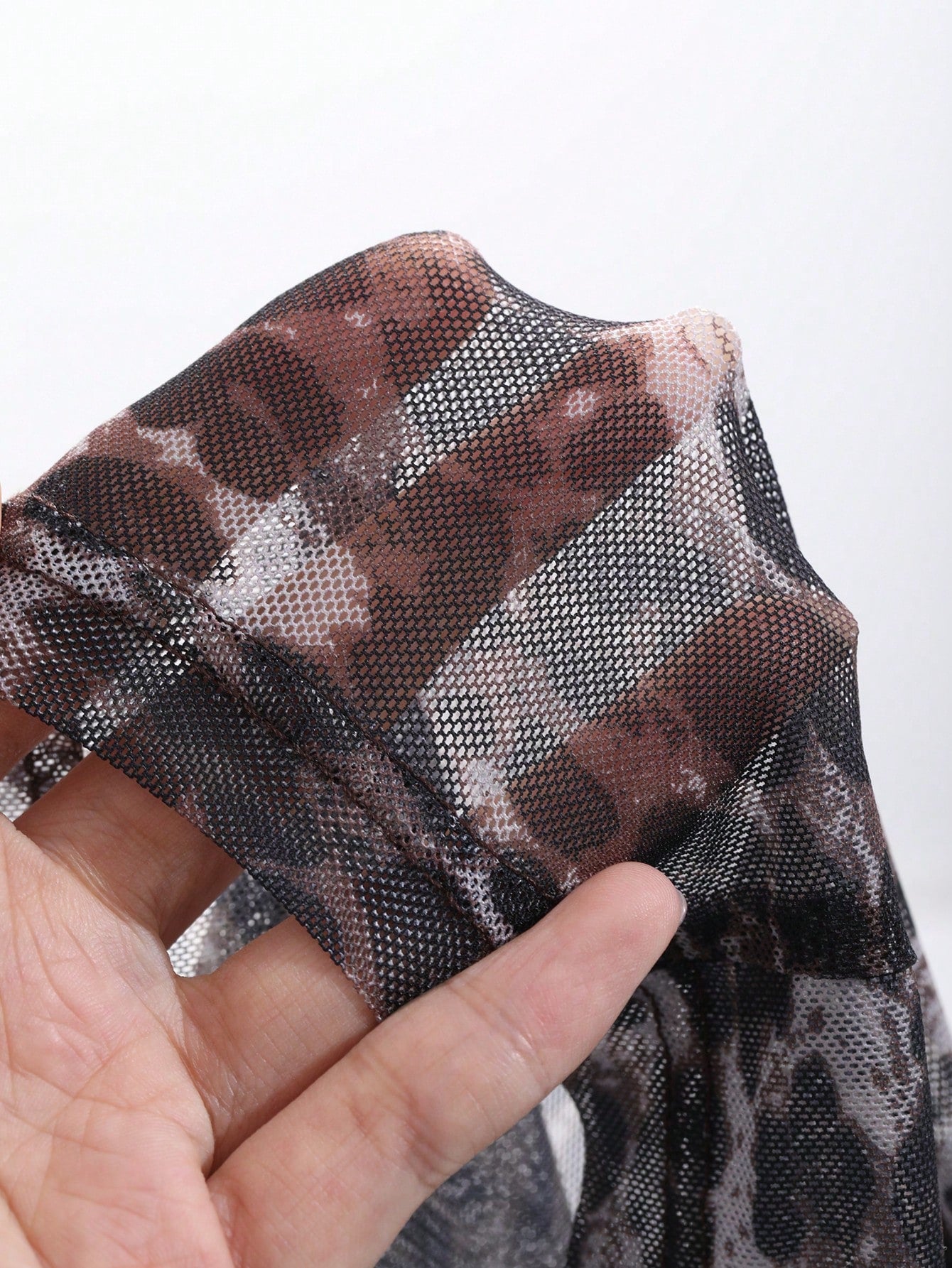 DAZY Blusa de manga corta con estampado de leopardo y encaje empalmado para mujeres