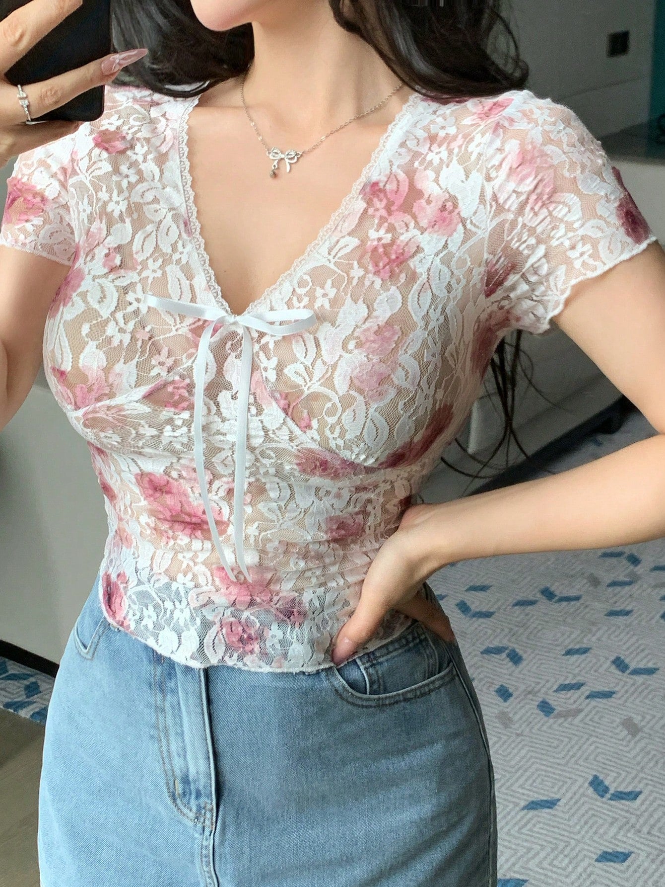 DAZY Blusa de verano elegante para mujer con estampado floral diminuto, encaje, manga corta ajustada y cuello asimétrico, ideal para vacaciones