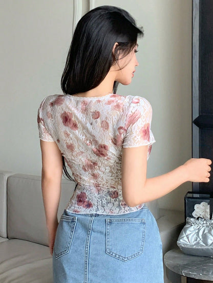 DAZY Blusa de verano elegante para mujer con estampado floral diminuto, encaje, manga corta ajustada y cuello asimétrico, ideal para vacaciones