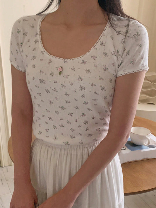 DAZY Camiseta ajustada corta de estilo minimalista casual con estampado floral difuso para mujer, top corto para mujer