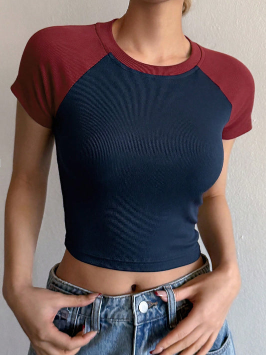 DAZY Camiseta ajustada de manga corta con mangas raglán de color block para mujer