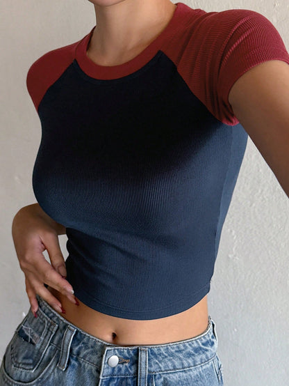 DAZY Camiseta ajustada de manga corta con mangas raglán de color block para mujer
