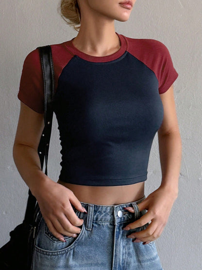 DAZY Camiseta ajustada de manga corta con mangas raglán de color block para mujer