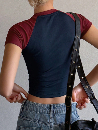 DAZY Camiseta ajustada de manga corta con mangas raglán de color block para mujer