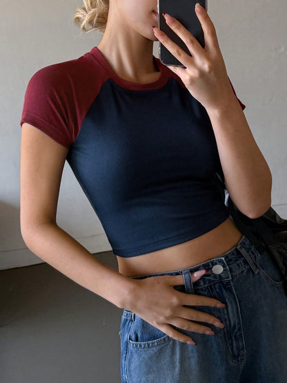 DAZY Camiseta ajustada de manga corta con mangas raglán de color block para mujer