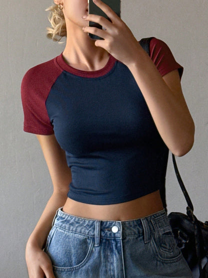 DAZY Camiseta ajustada de manga corta con mangas raglán de color block para mujer