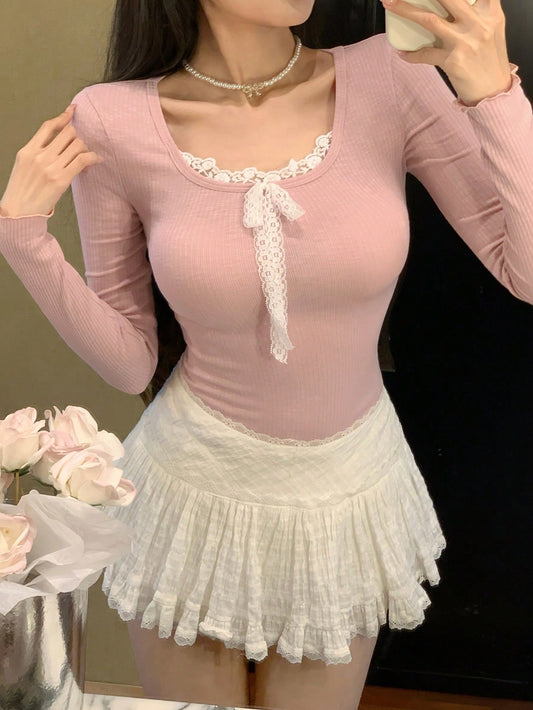 DAZY Camiseta ajustada de manga larga con cuello cuadrado y aplicaciones de encaje para mujer