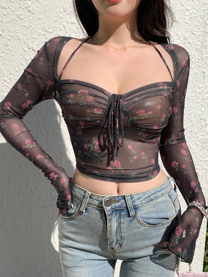 DAZY Camiseta ajustada de manga larga de malla transparente con cordón y estampado de rosas, atuendos de San Valentín para mujeres, ropa de mujer para otoño