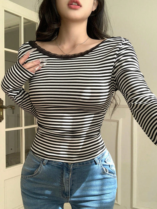 DAZY Camiseta ajustada de mujer con escote espalda descubierta, con encaje y rayas
