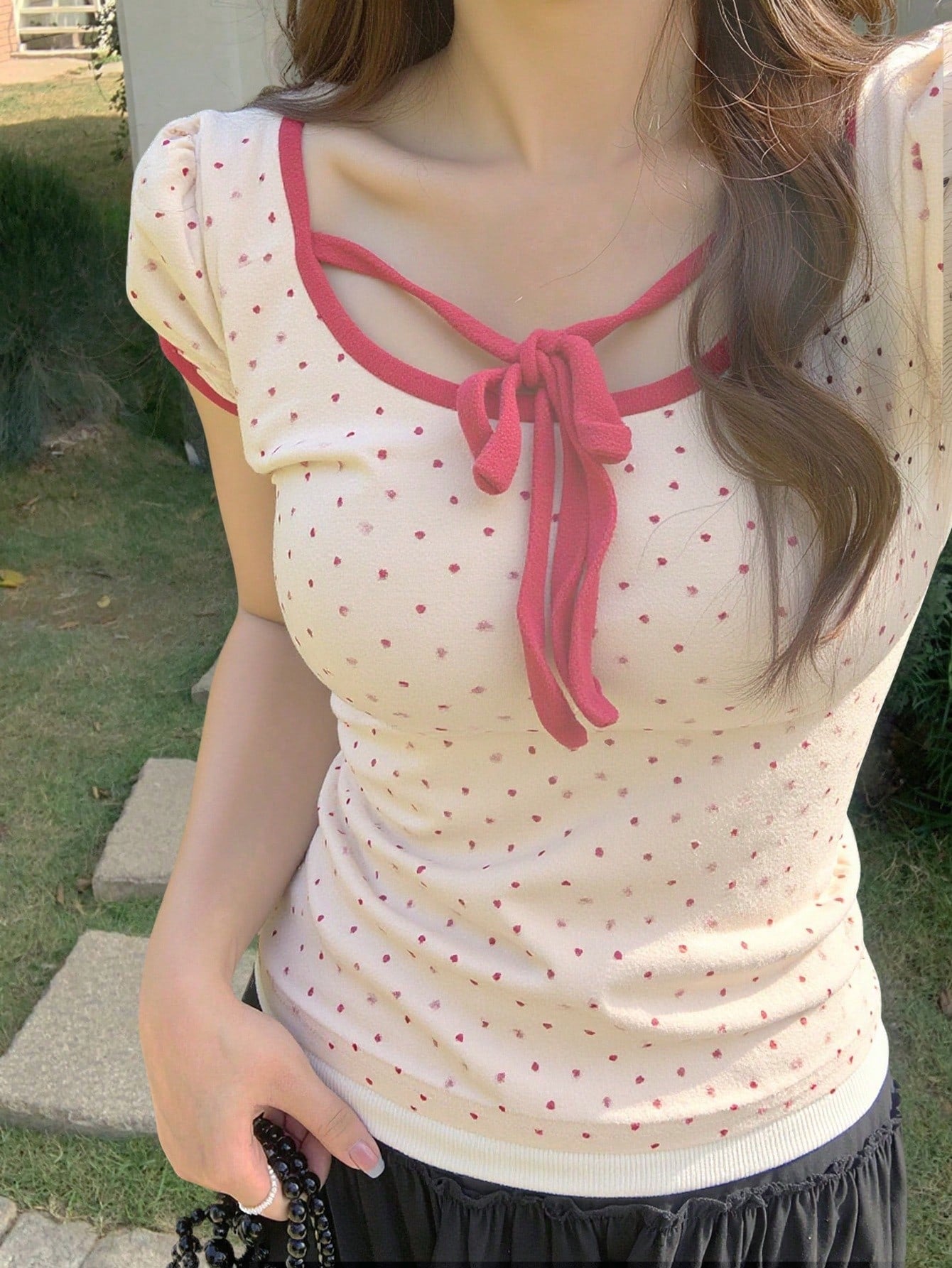 DAZY Camiseta casual de manga corta con cuello redondo y cordón con lunares, tops lindos para mujeres