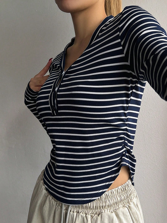 DAZY Camiseta casual de manga larga con cuello en V y rayas, ajuste ceñido, ropa de otoño para mujer
