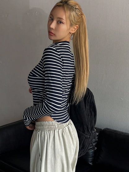 DAZY Camiseta casual de manga larga con cuello en V y rayas, ajuste ceñido, ropa de otoño para mujer