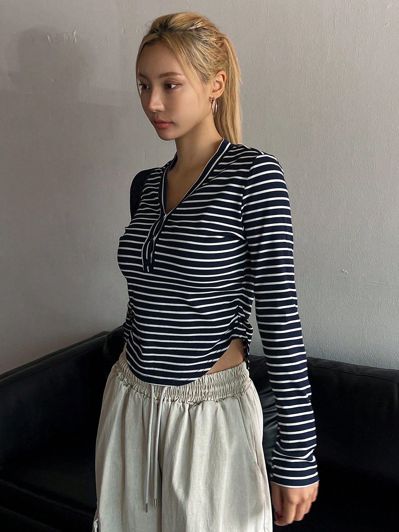 DAZY Camiseta casual de manga larga con cuello en V y rayas, ajuste ceñido, ropa de otoño para mujer