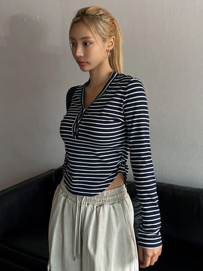 DAZY Camiseta casual de manga larga con cuello en V y rayas, ajuste ceñido, ropa de otoño para mujer
