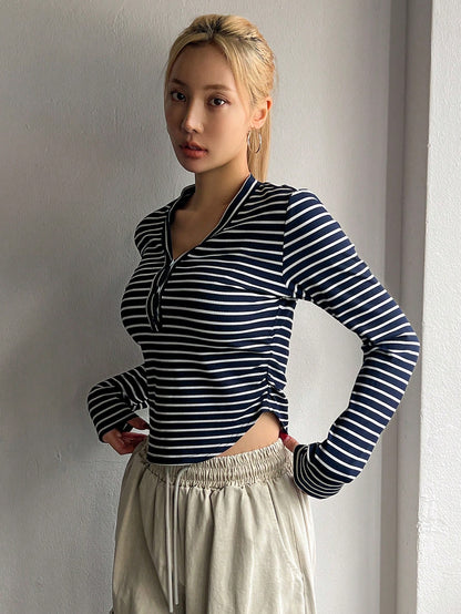 DAZY Camiseta casual de manga larga con cuello en V y rayas, ajuste ceñido, ropa de otoño para mujer