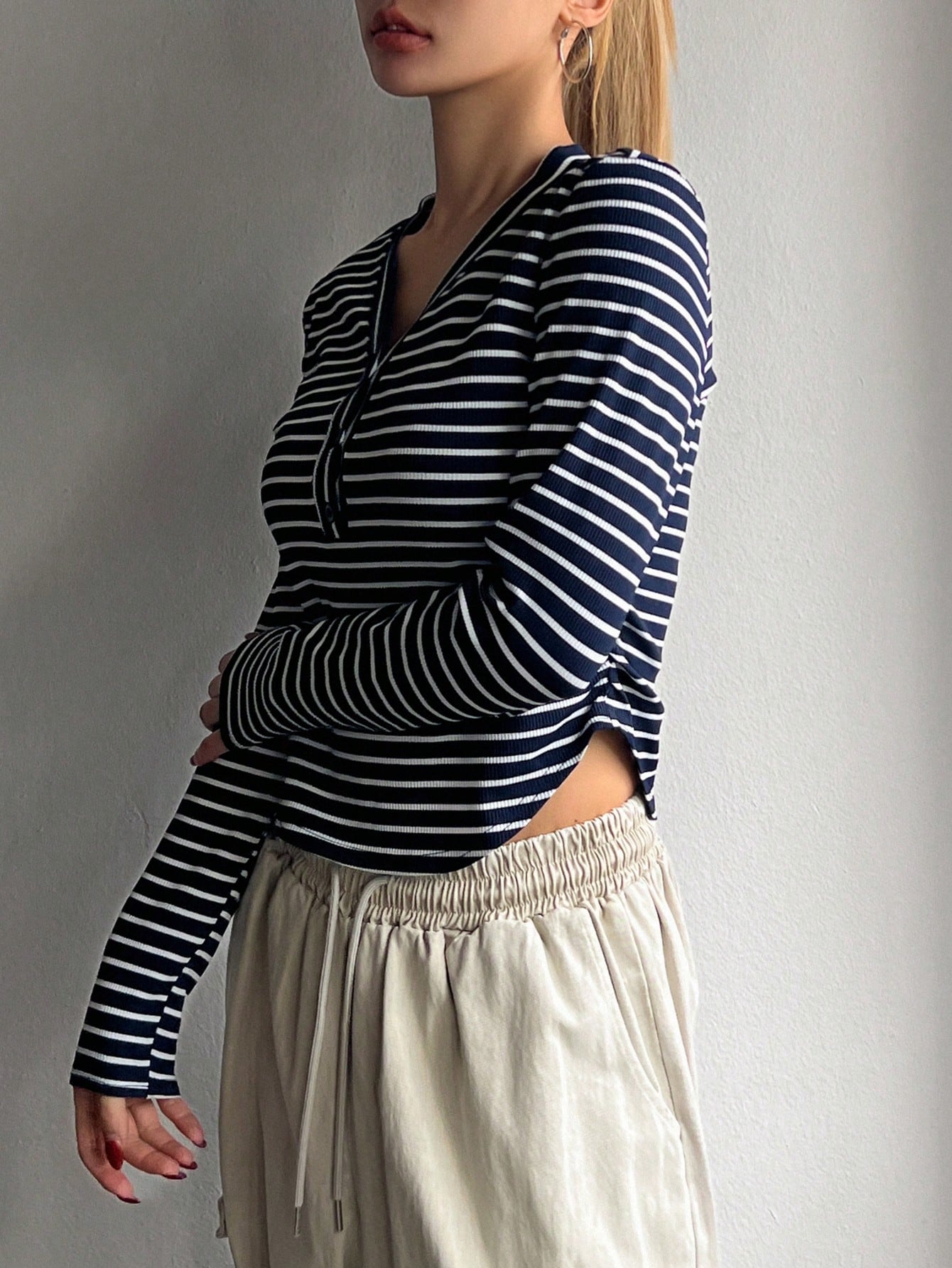 DAZY Camiseta casual de manga larga con cuello en V y rayas, ajuste ceñido, ropa de otoño para mujer