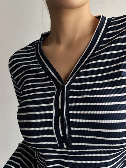 DAZY Camiseta casual de manga larga con cuello en V y rayas, ajuste ceñido, ropa de otoño para mujer