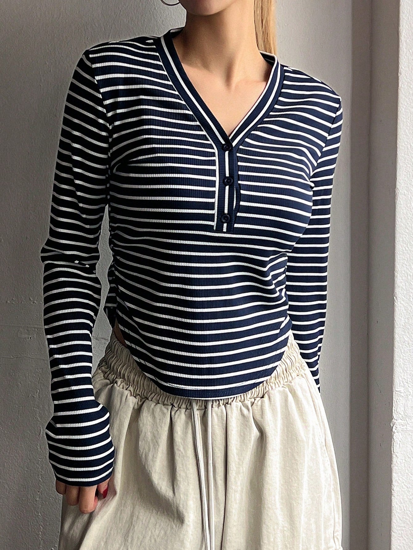 DAZY Camiseta casual de manga larga con cuello en V y rayas, ajuste ceñido, ropa de otoño para mujer