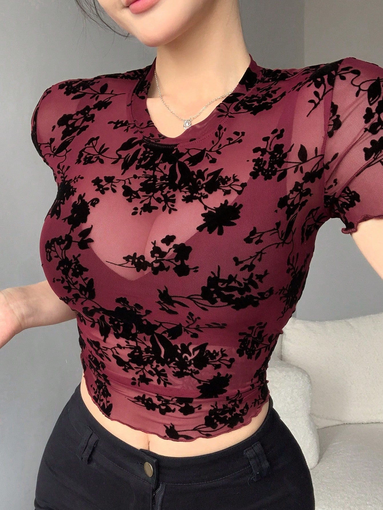 DAZY Camiseta corta de mujer de manga corta con estampado floral de malla transparente