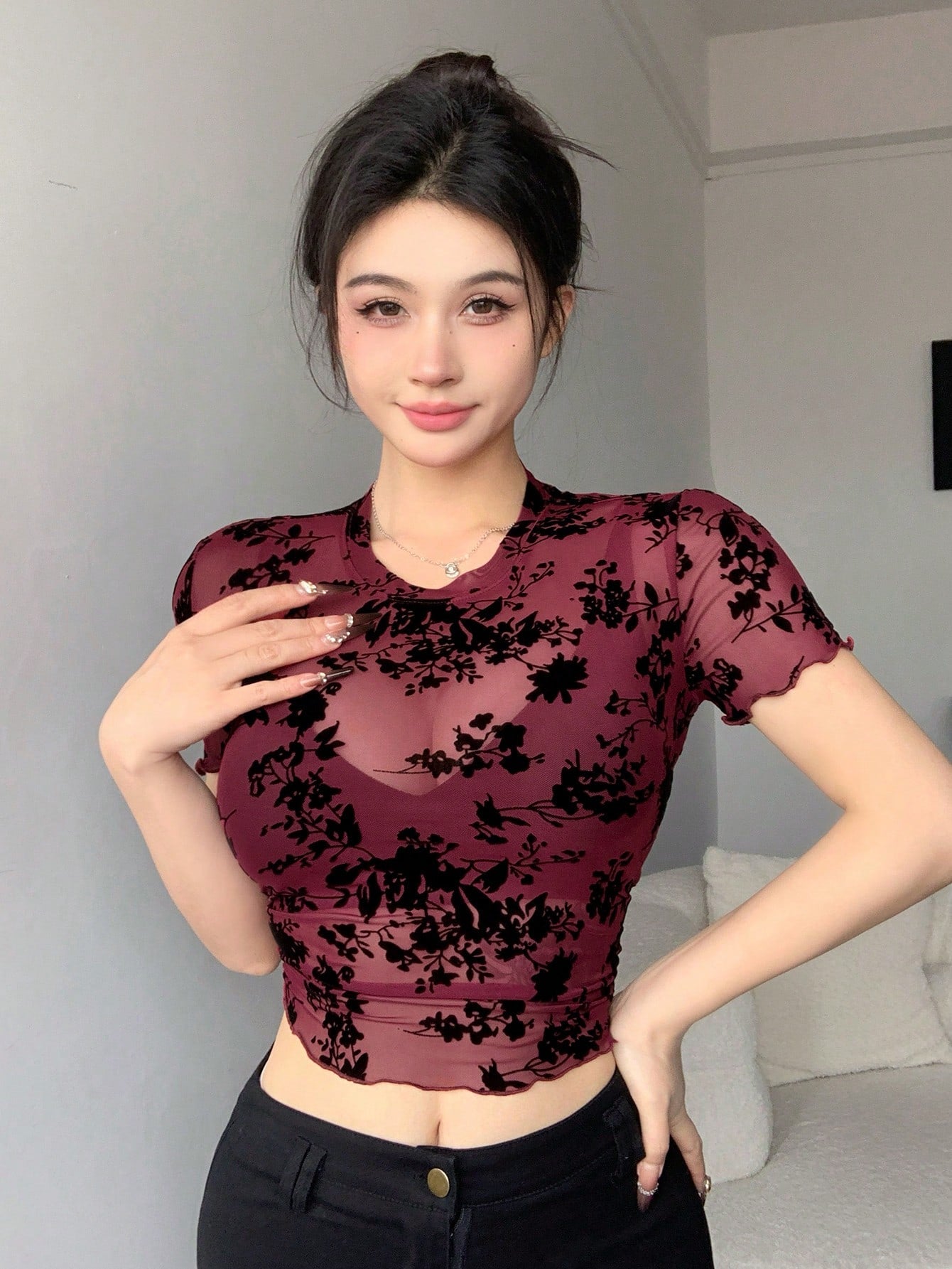 DAZY Camiseta corta de mujer de manga corta con estampado floral de malla transparente