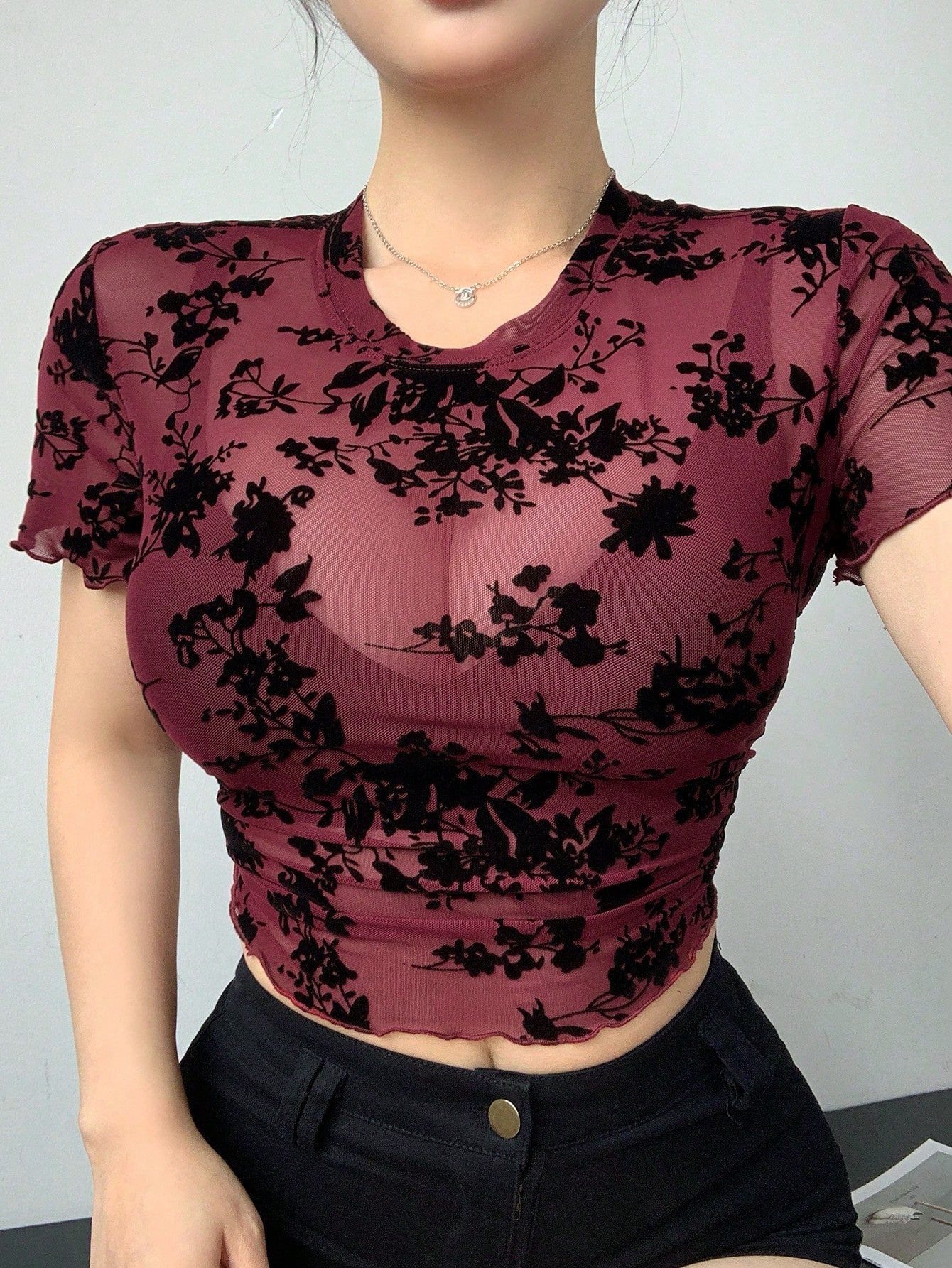 DAZY Camiseta corta de mujer de manga corta con estampado floral de malla transparente
