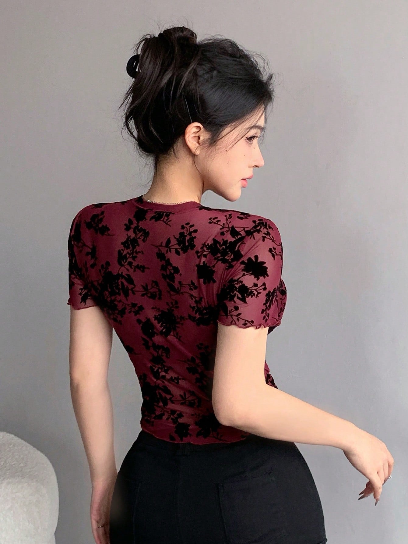 DAZY Camiseta corta de mujer de manga corta con estampado floral de malla transparente