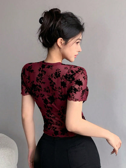 DAZY Camiseta corta de mujer de manga corta con estampado floral de malla transparente