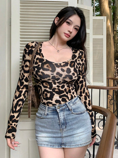 DAZY Camiseta de cuello redondo ajustada con estampado de leopardo, ropa de otoño para mujer con manga larga