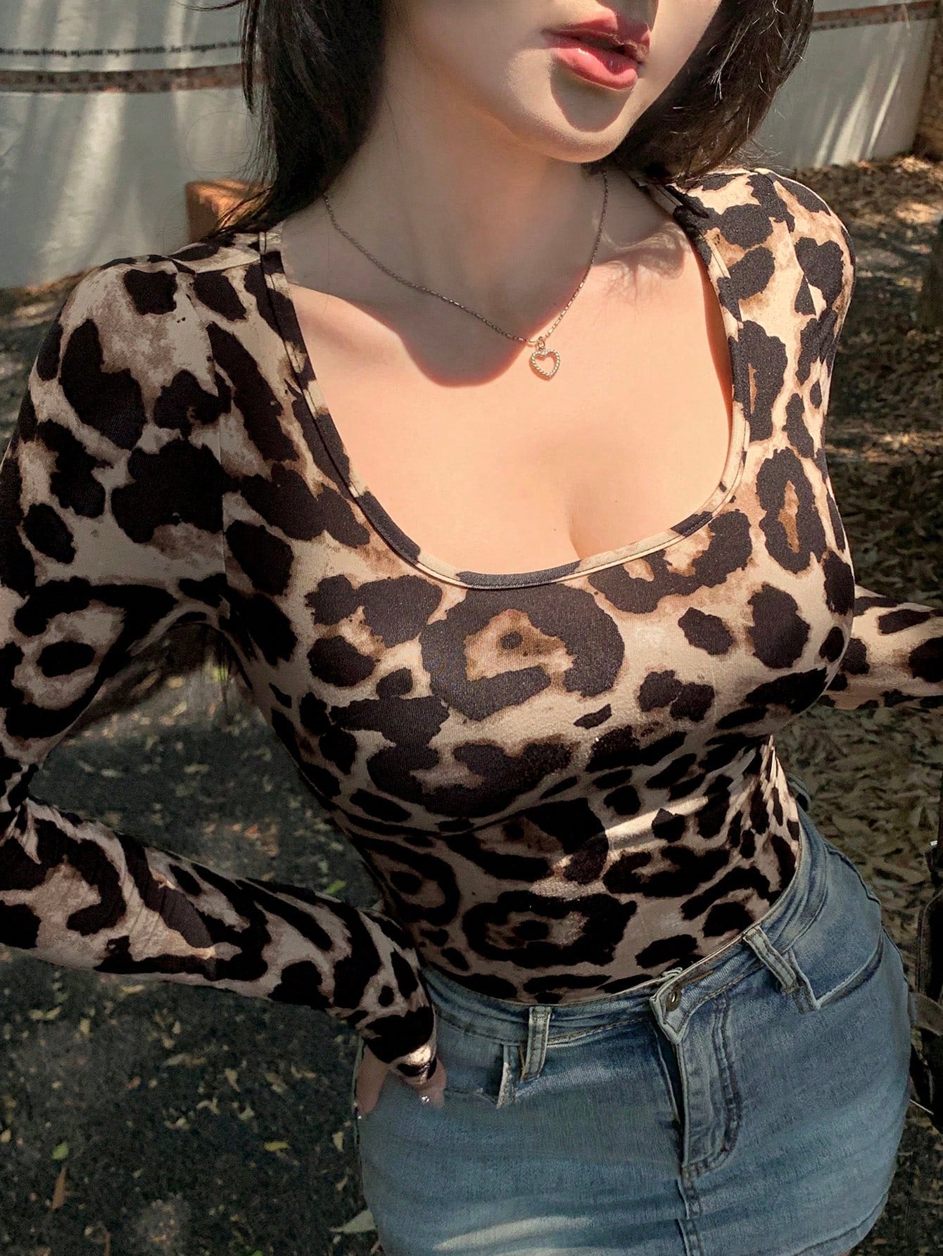 DAZY Camiseta de cuello redondo ajustada con estampado de leopardo, ropa de otoño para mujer con manga larga