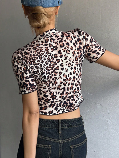 DAZY Camiseta de cuello redondo de manga corta ajustada con estampado de leopardo, de verano para damas