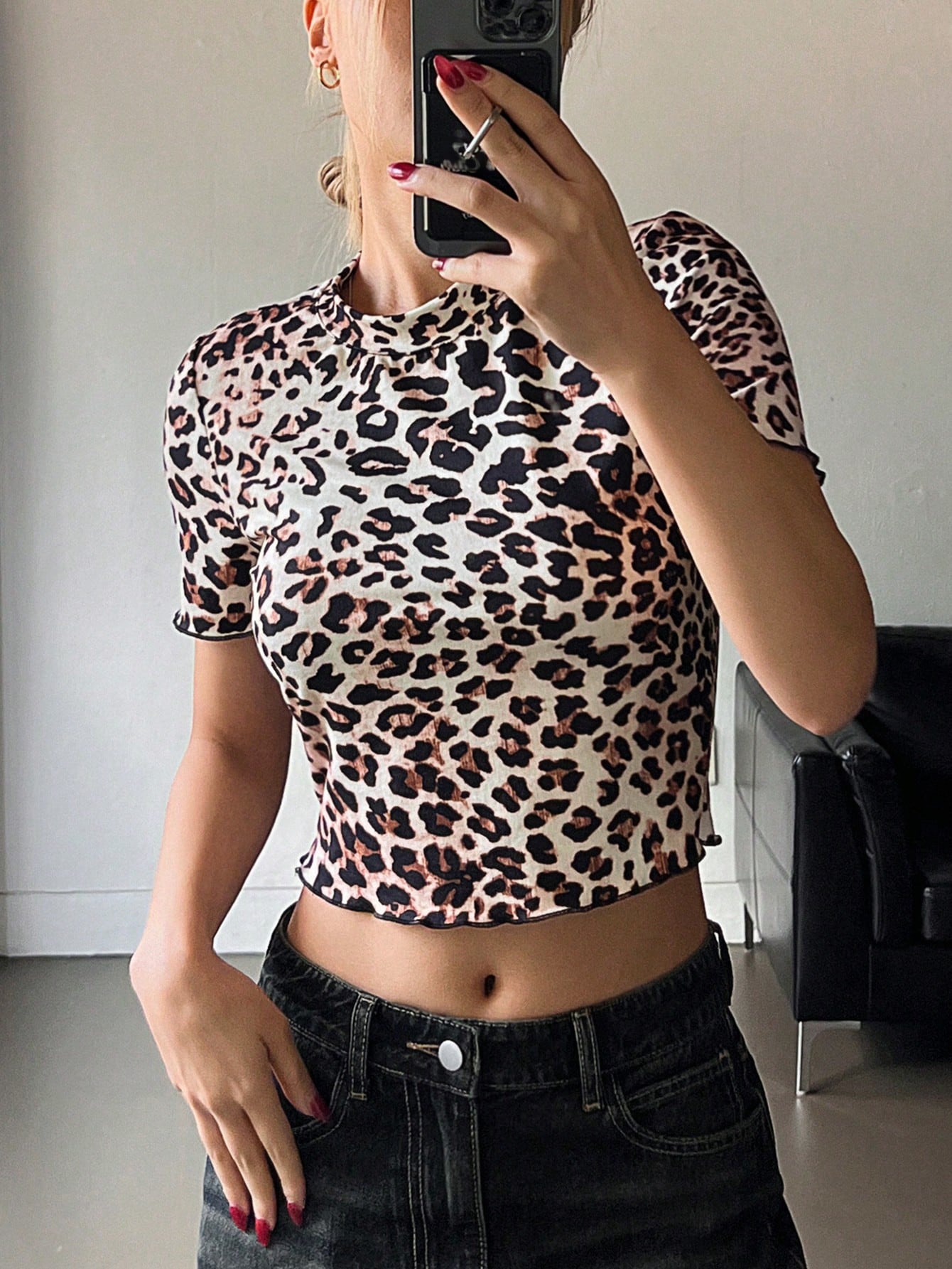 DAZY Camiseta de cuello redondo de manga corta ajustada con estampado de leopardo, de verano para damas