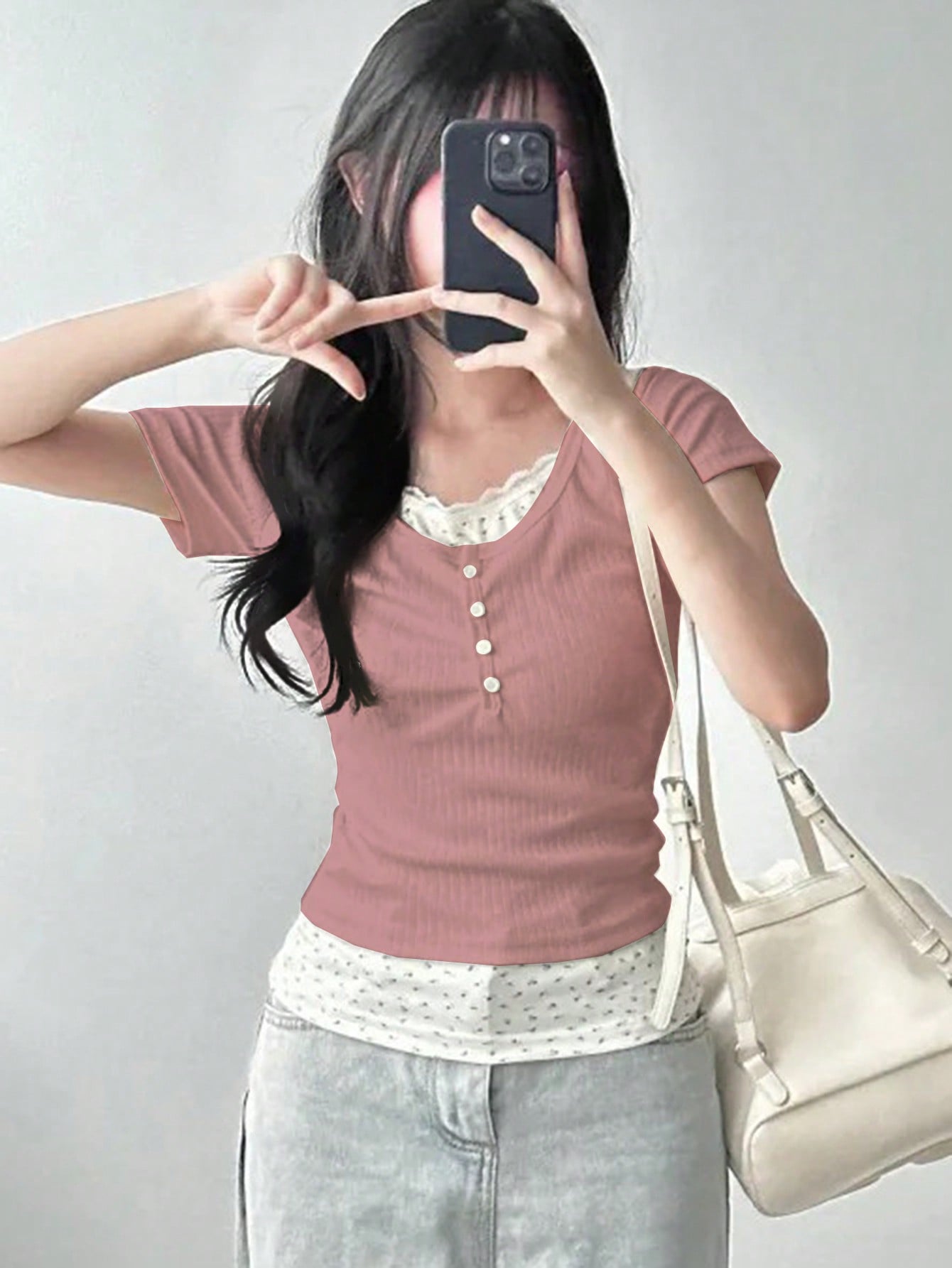 DAZY Camiseta de manga corta ajustada con efecto de empalme 2 en 1 para mujer, color blanco, tops de estilo universitario para primavera/verano