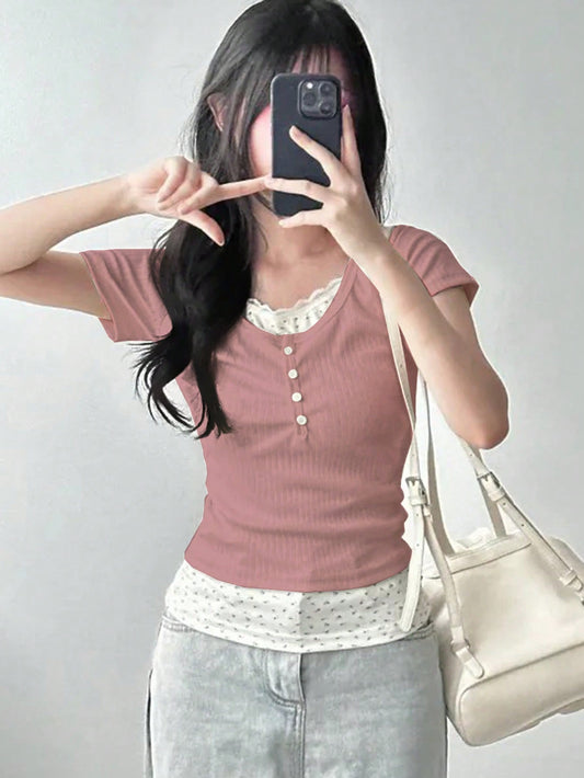 DAZY Camiseta de manga corta ajustada con efecto de empalme 2 en 1 para mujer, color blanco, tops de estilo universitario para primavera/verano