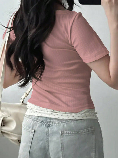 DAZY Camiseta de manga corta ajustada con efecto de empalme 2 en 1 para mujer, color blanco, tops de estilo universitario para primavera/verano