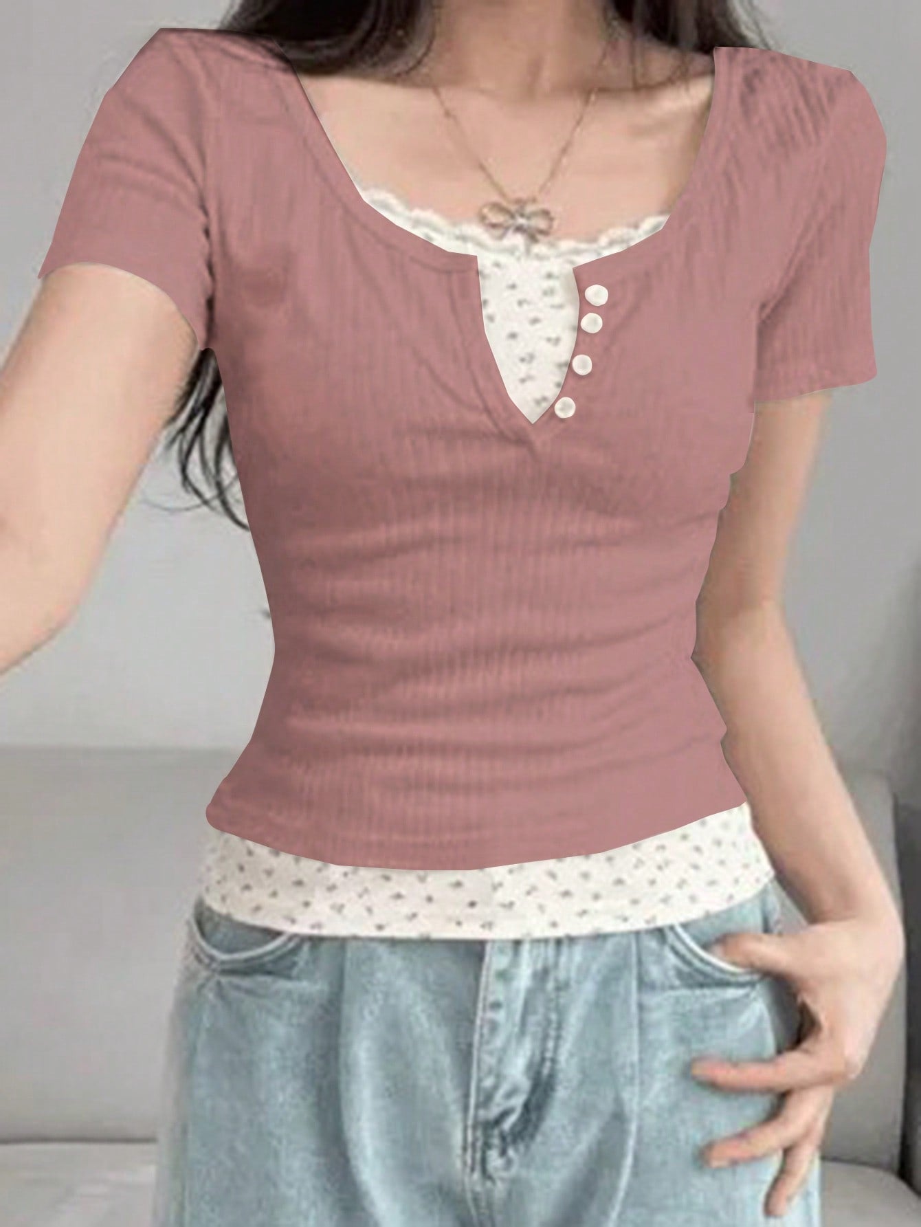 DAZY Camiseta de manga corta ajustada con efecto de empalme 2 en 1 para mujer, color blanco, tops de estilo universitario para primavera/verano