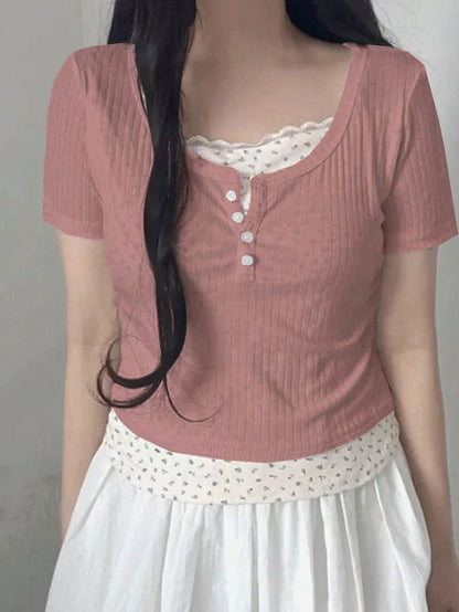 DAZY Camiseta de manga corta ajustada con efecto de empalme 2 en 1 para mujer, color blanco, tops de estilo universitario para primavera/verano