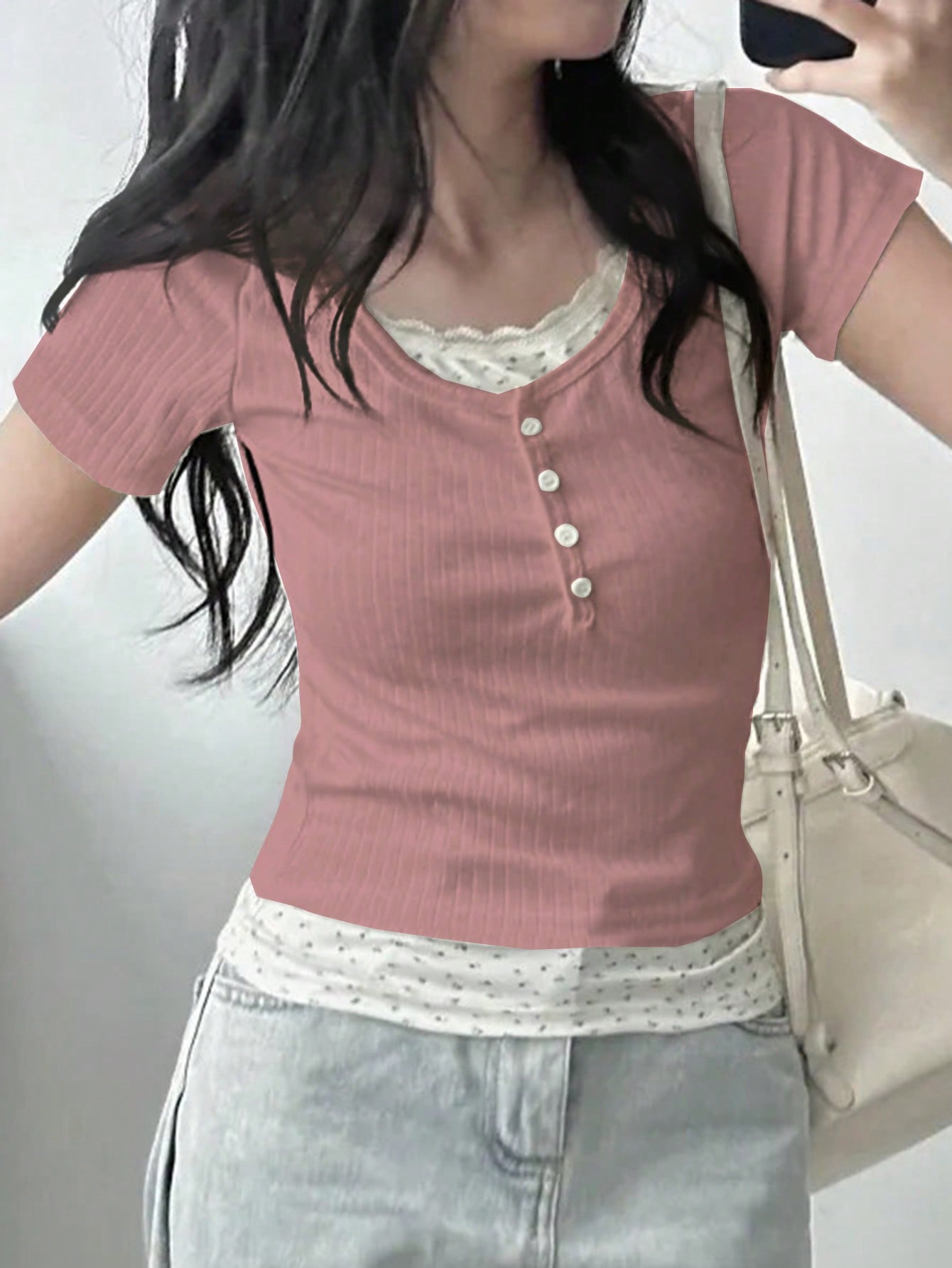 DAZY Camiseta de manga corta ajustada con efecto de empalme 2 en 1 para mujer, color blanco, tops de estilo universitario para primavera/verano